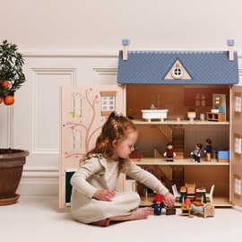Le Toy Van Paddington Bear Windsor Gardens Wooden Dolls House