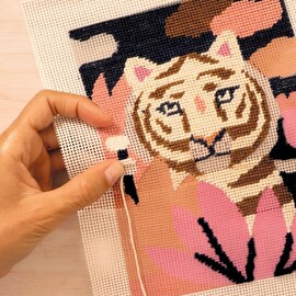 Djeco Atelier 64 – Tiger Needlepoint Kit