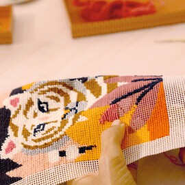Djeco Atelier 64 – Tiger Needlepoint Kit